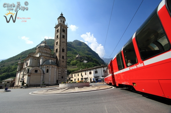 Trenino Rosso attraversa Tirano, (foto R. Moiola)