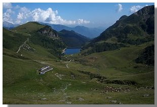 Il piano dell'Acqua Nera ed il lago di Val Mora (Val Brembana), visti dal sentiero che porta al rifugio Ca' san Marco. Foto di M. Dei Cas