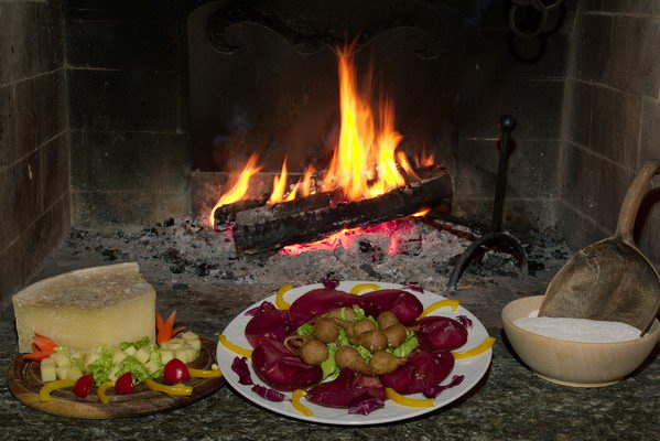La Bresaola accompagna un piatto di Sciatt e del formaggio locale (foto R. Moiola)