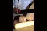 Il taglio della forma di formaggio (foto R. Moiola)