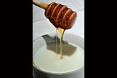 Il miele come dolcificante nel latte (foto R. Moiola)