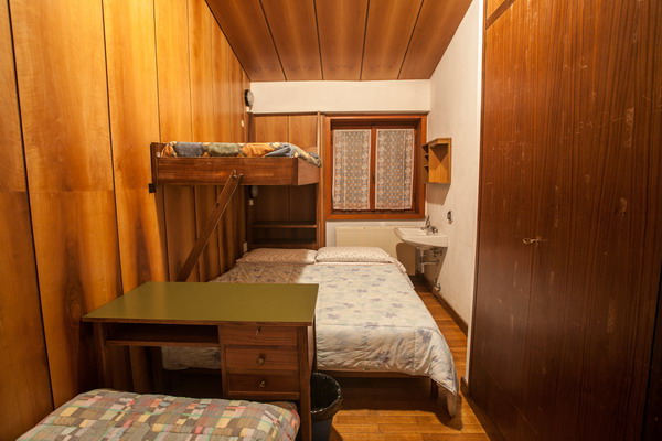 Camera da letto del rifugio Salmurano (foto R. Ganassa)