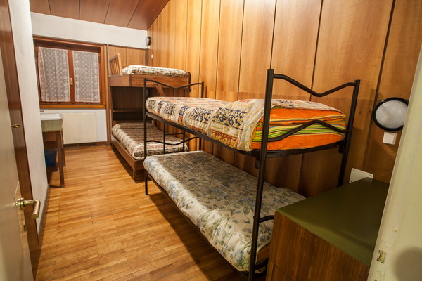 Camera da letto del rifugio Salmurano (foto R. Ganassa)