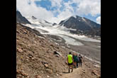 Escursionisti lungo il sentiero che sale al rifugio Casati. Sullo sfondo il ghiacciaio del Pasquale (foto G.Meneghello)