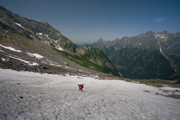 Escursionista in discesa su nevai poco sopra il bivacco Valli in val d'Arnasca (foto R.Ganassa)