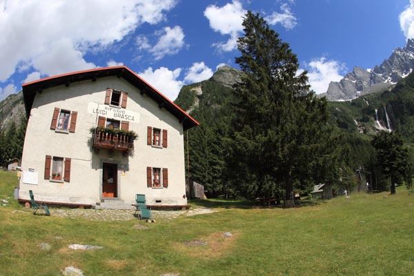 Il rifugio Brasca in Val Codera (foto R.Moiola)