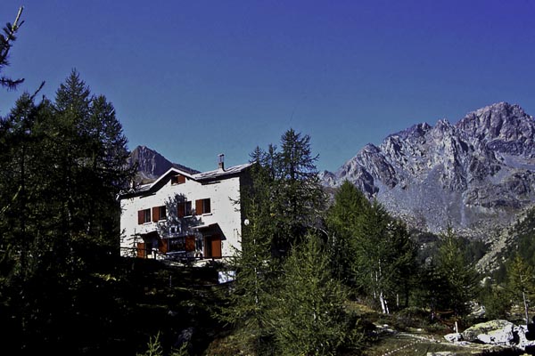 Il Rifugio Bosio in Val Torreggio (foto G. Lalli)