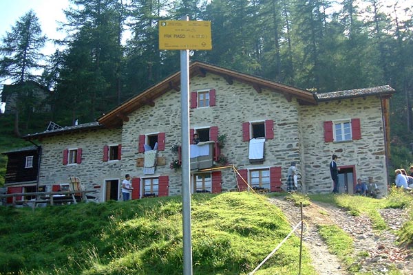 Il rifugio Cometti all'Alpe Piasci (foto R.Moiola)