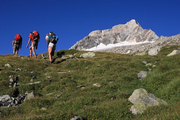 Alpinisti verso la cima di Vazzeda (foto R.Moiola)