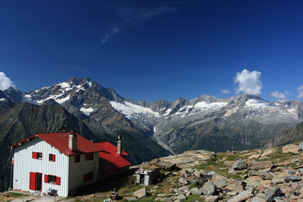 Il rifugio Longoni con il Monte Disgrazia (foto L.Bruseghini)