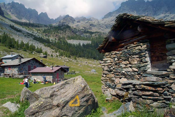 Baite all'Alpe Musella, lungo l'Alta Via della Valmalenco (foto R.Moiola)