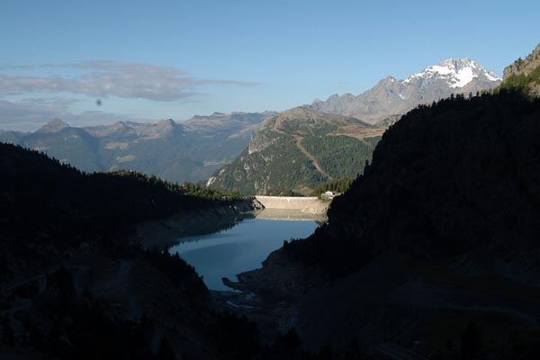 L'invaso di Alpe Gera ed il Monte Disgrazia (foto R.Moiola)
