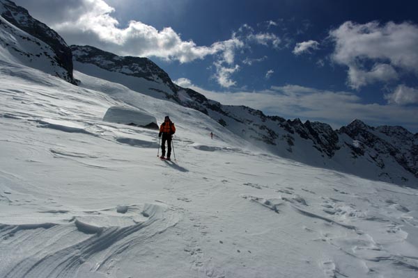 Scialpinista impegnato sotto il Bivacco Kima (foto Pellegrini)