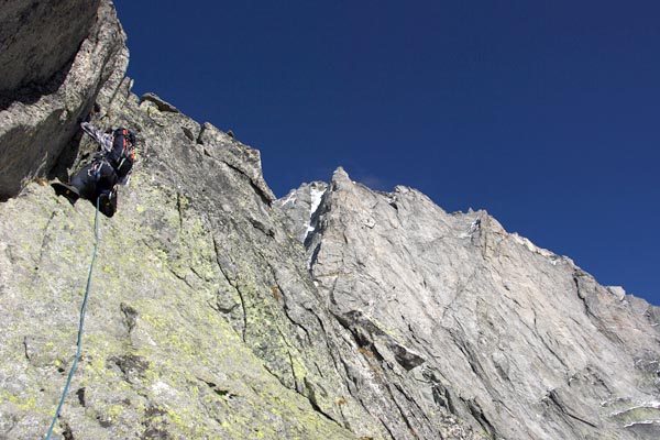 Alpinista durante la salita al Pizzo Badile (foto Beno)