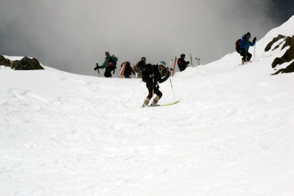 Scialpinisti in discesa sotto la sella dello Scalino (foto C. Paganoni)