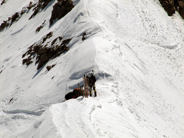 Sci alpinista sulla cresta che porta in vetta (foto C. Paganoni)