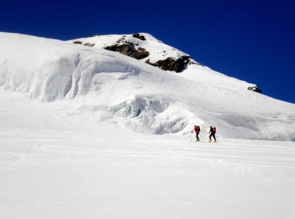 Scialpinisti sotto il seracco del Pizzo Tresero (foto C. De Bernardi)
