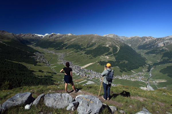 Escursionisti nella valle dello Spol (foto R. Moiola)