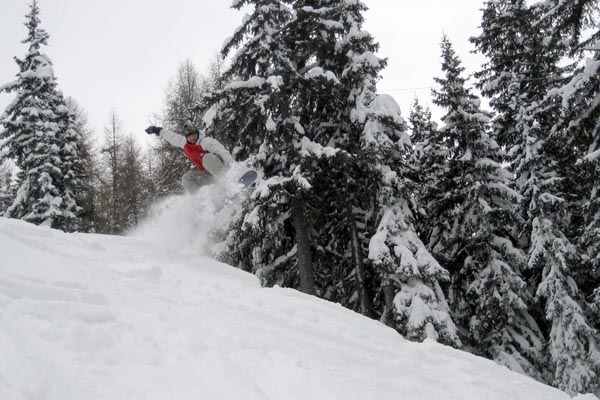 Snowboarder in azione in neve fresca (foto F. Vaninetti)