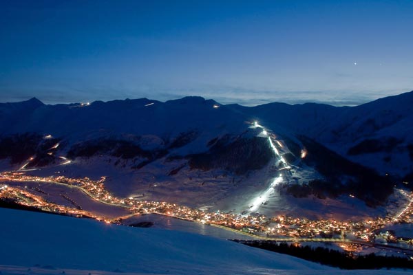 Una splendida vista notturna della skiarea Carosello a Livigno (foto G. Meneghello)